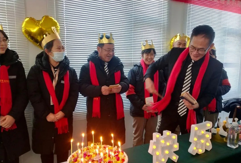 卧龙岗陵园员工生日会.jpg