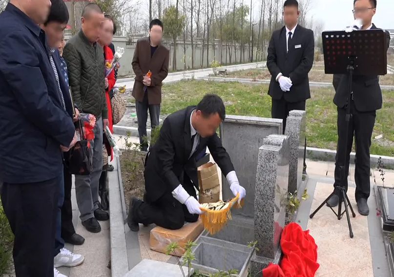 死去的人骨灰下葬仪式流程及准备物品? 死去的人骨灰下葬仪式流程及准备物品?
