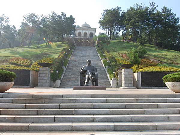 纪念石像.jpg