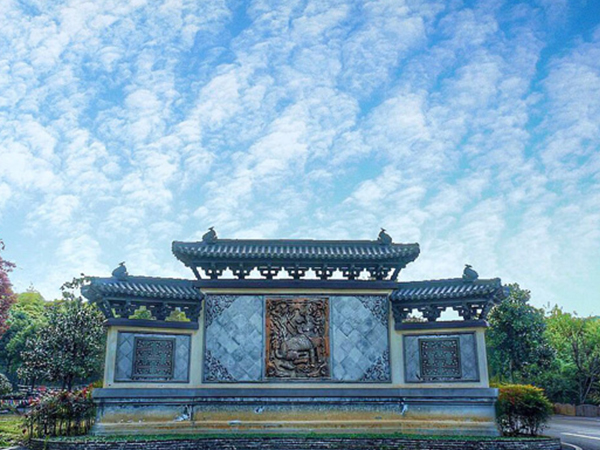 麒麟回首吐日月大影壁.jpg